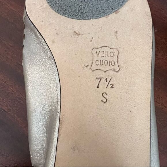Vaneli Metallic Gold Fabra Laser Cut Oxford Flats. Size 7.5 S. Great Condition!! - Picture 8 of 8